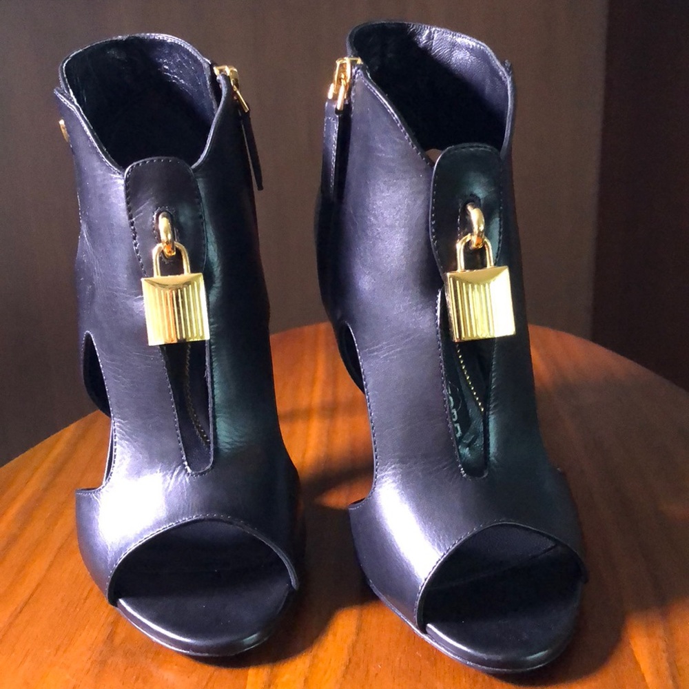 Never worn:Tom Ford booties w/ signature buckle